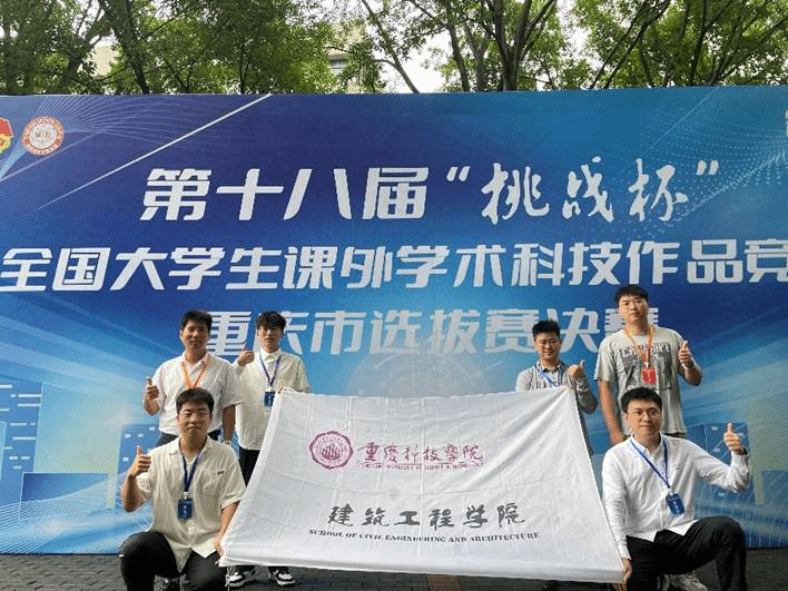 人的照片上写着字的牌子低可信度描述已自动生成 人的照片上写着字的牌子低可信度描述已自动生成
