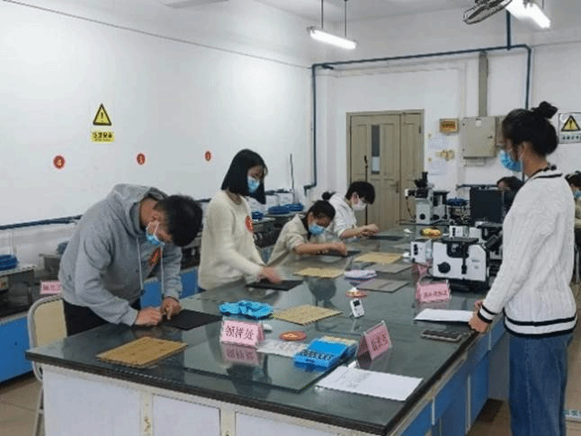一群人站在厨房里工作描述已自动生成 一群人站在厨房里工作描述已自动生成